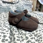 Zapato bebé merceditas ante chocolate